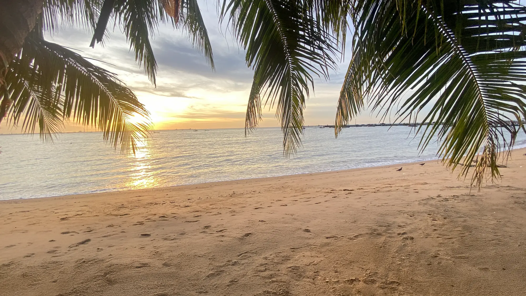 บรรยากาศริมหาดส่วนตัวของบ้านพัก มีโต๊ะปูนใต้ร่มมะพร้าวสำหรับนั่งพักผ่อนชมวิวทะเลระยอง